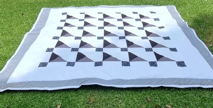 QUILT – BLACK-AND-WHITE – D/Q BED